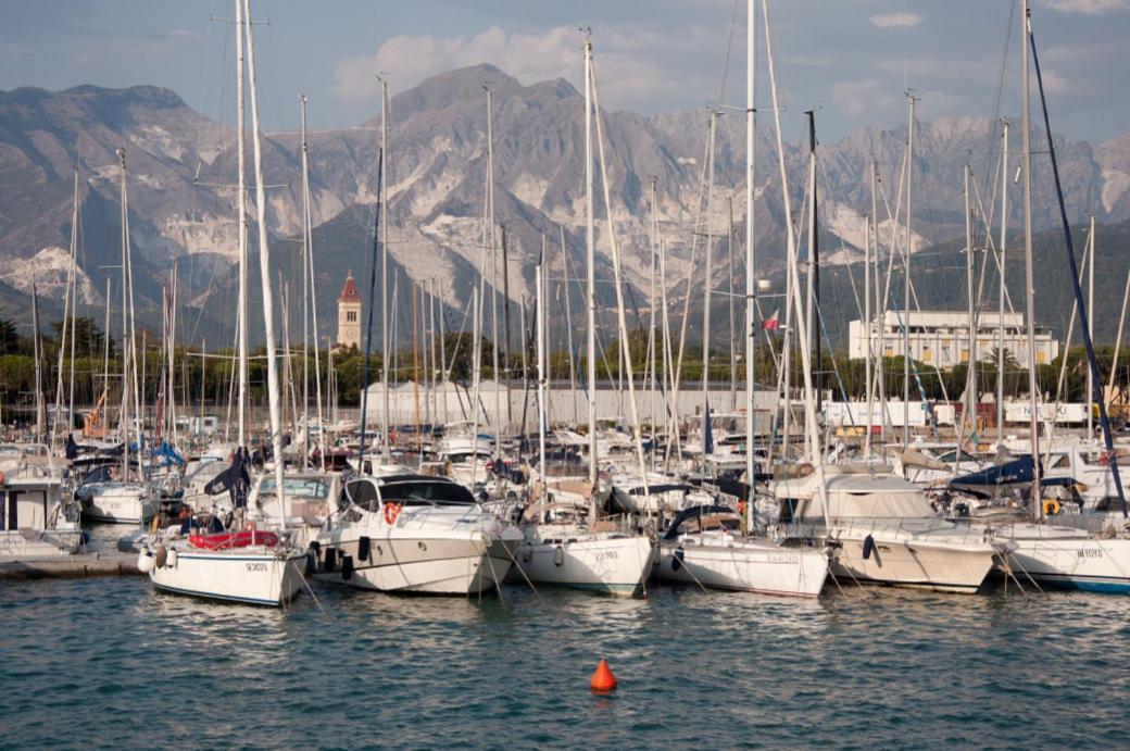 Апартаменты La Conchiglia A Marina Марина-ди-Каррара Экстерьер фото